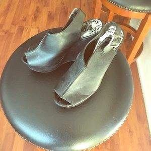 Black wedges super stylish
