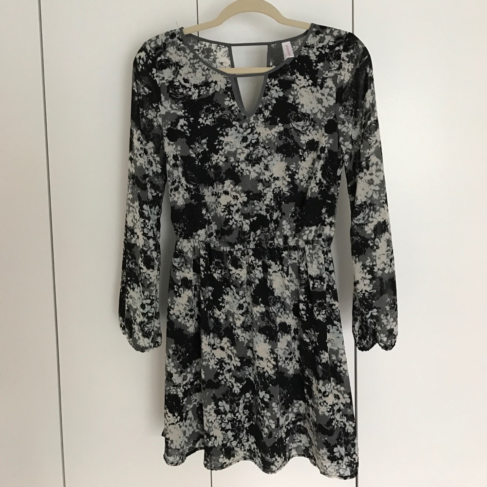 Floral dress with bell sleeves and synch waist