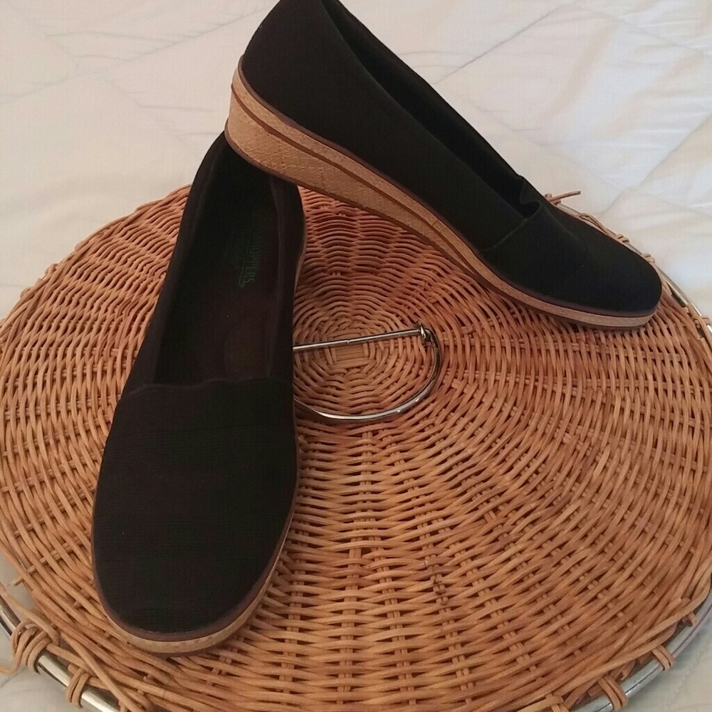 Low wedge shoes