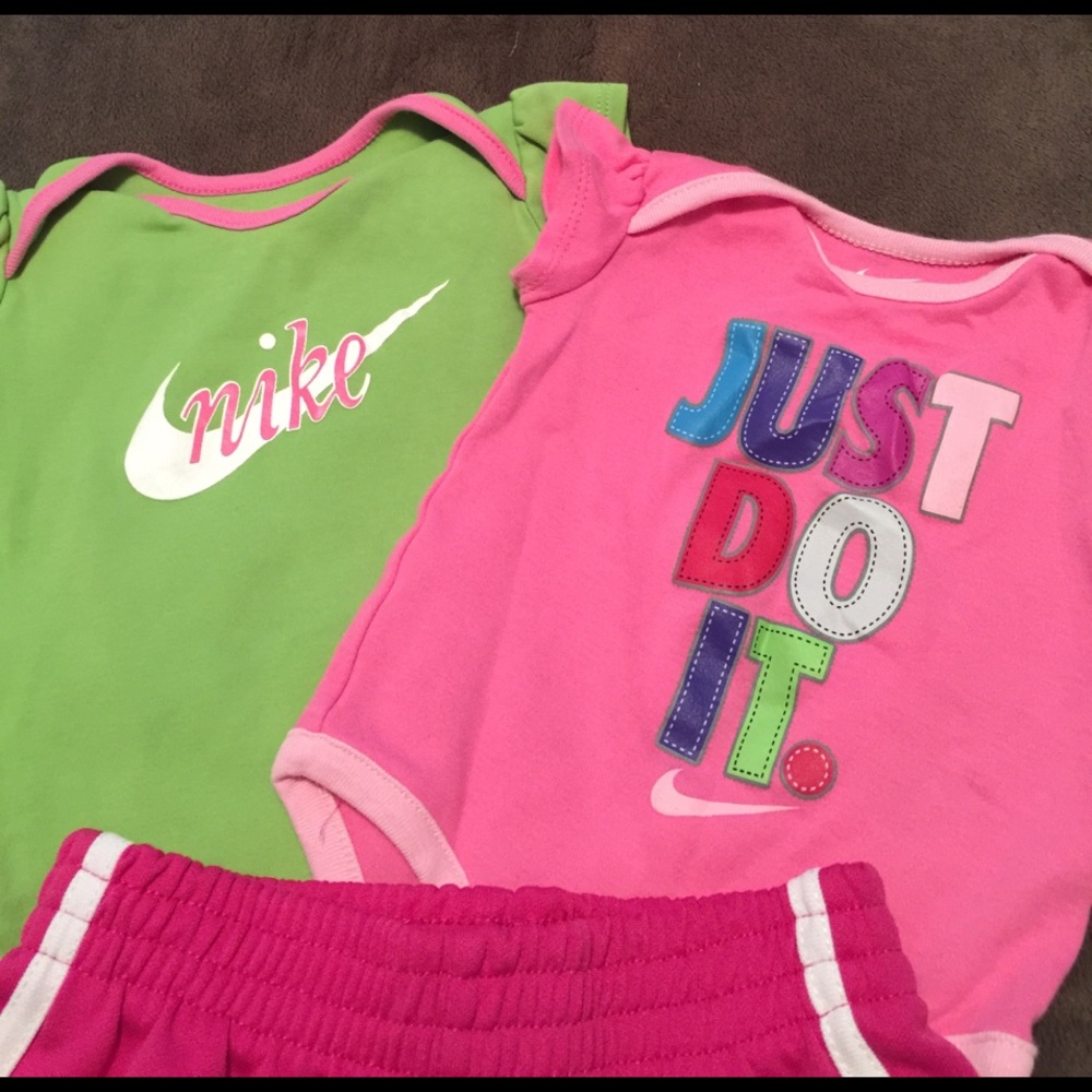 Girls Nike Wear - Picture 2 of 2