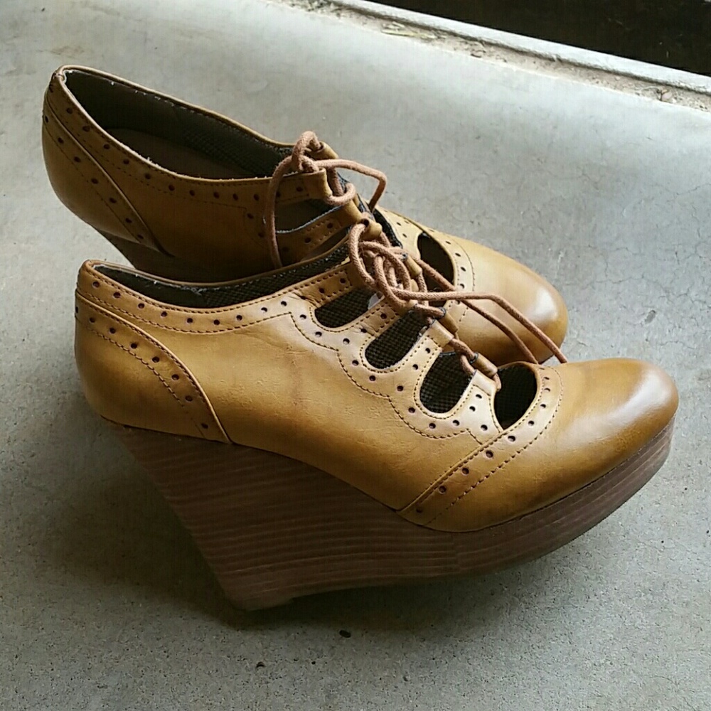 Alterd State tan wedges