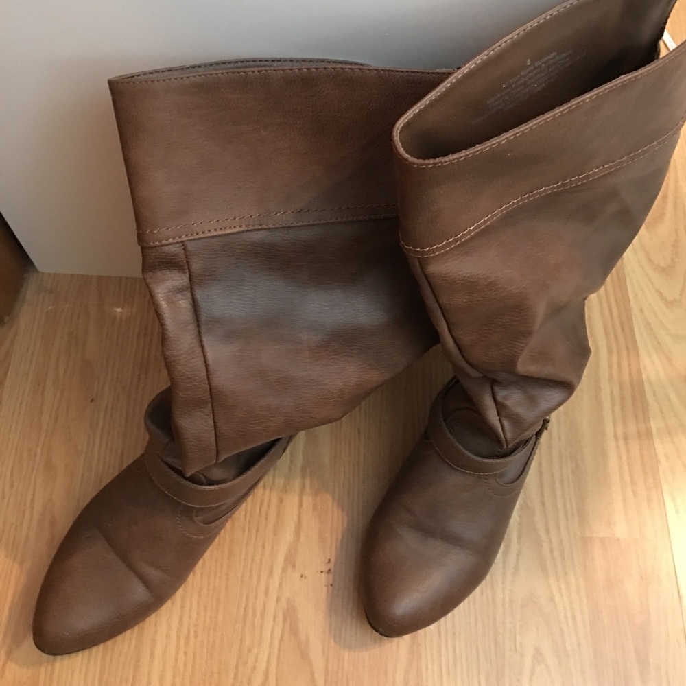 Medium brown boots with little heel