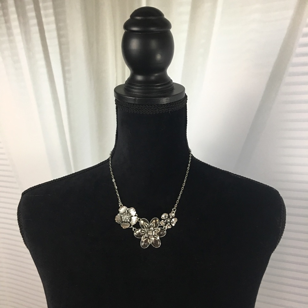 Flower Necklace - Picture 3 of 6