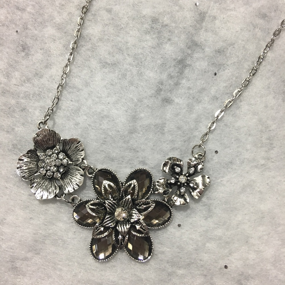 Flower Necklace - Picture 4 of 6