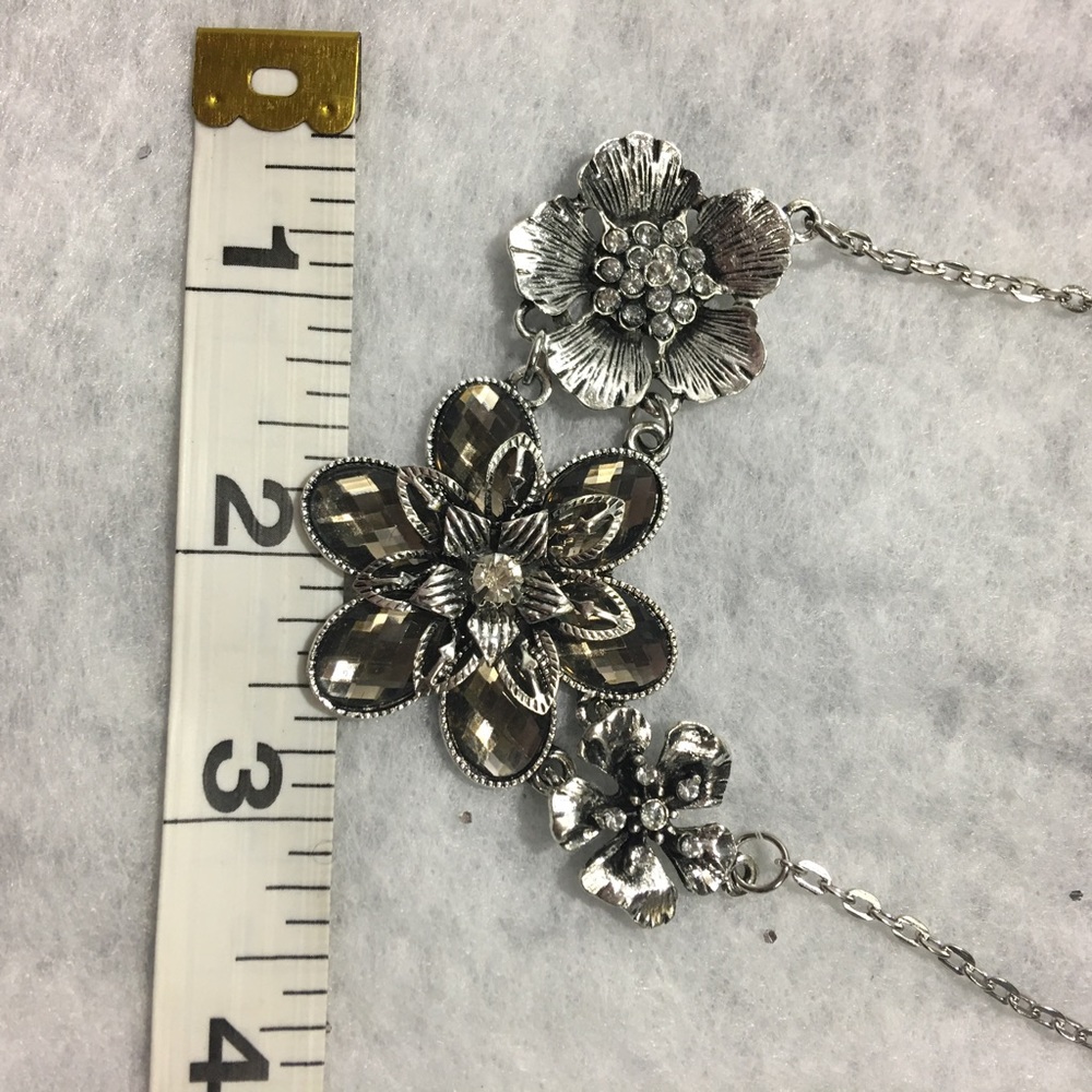 Flower Necklace - Picture 5 of 6