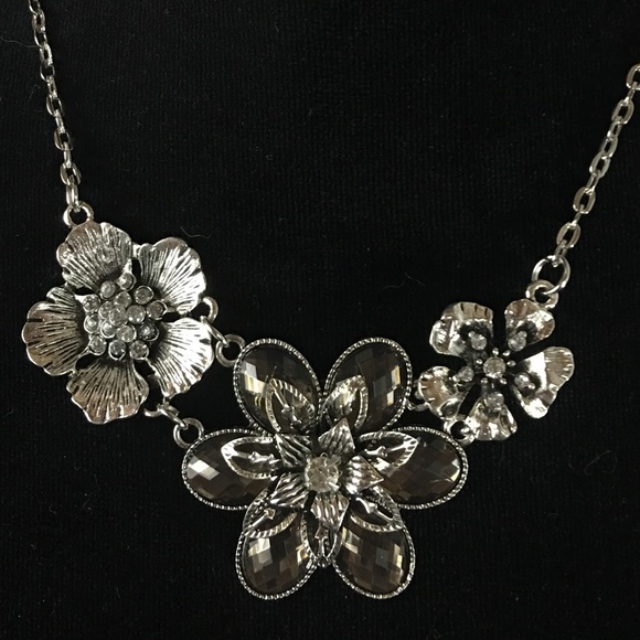 Flower Necklace - Picture 2 of 6