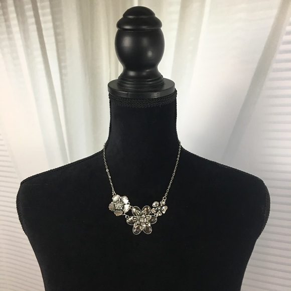 Flower Necklace - Picture 3 of 6