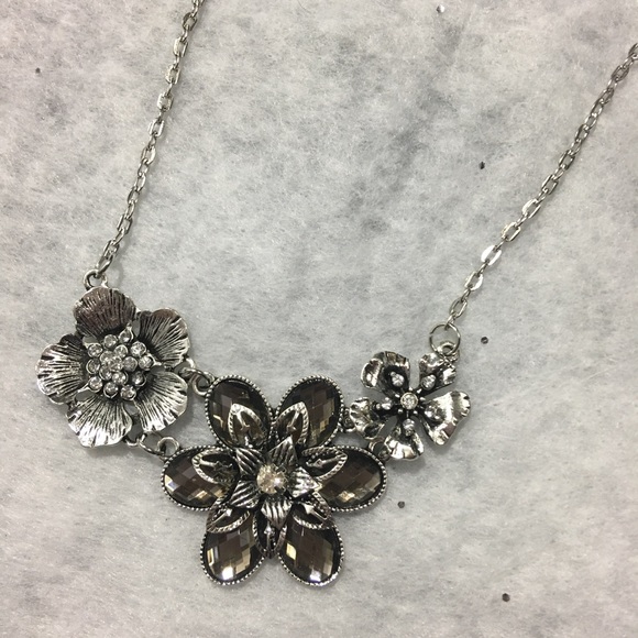 Flower Necklace - Picture 4 of 6