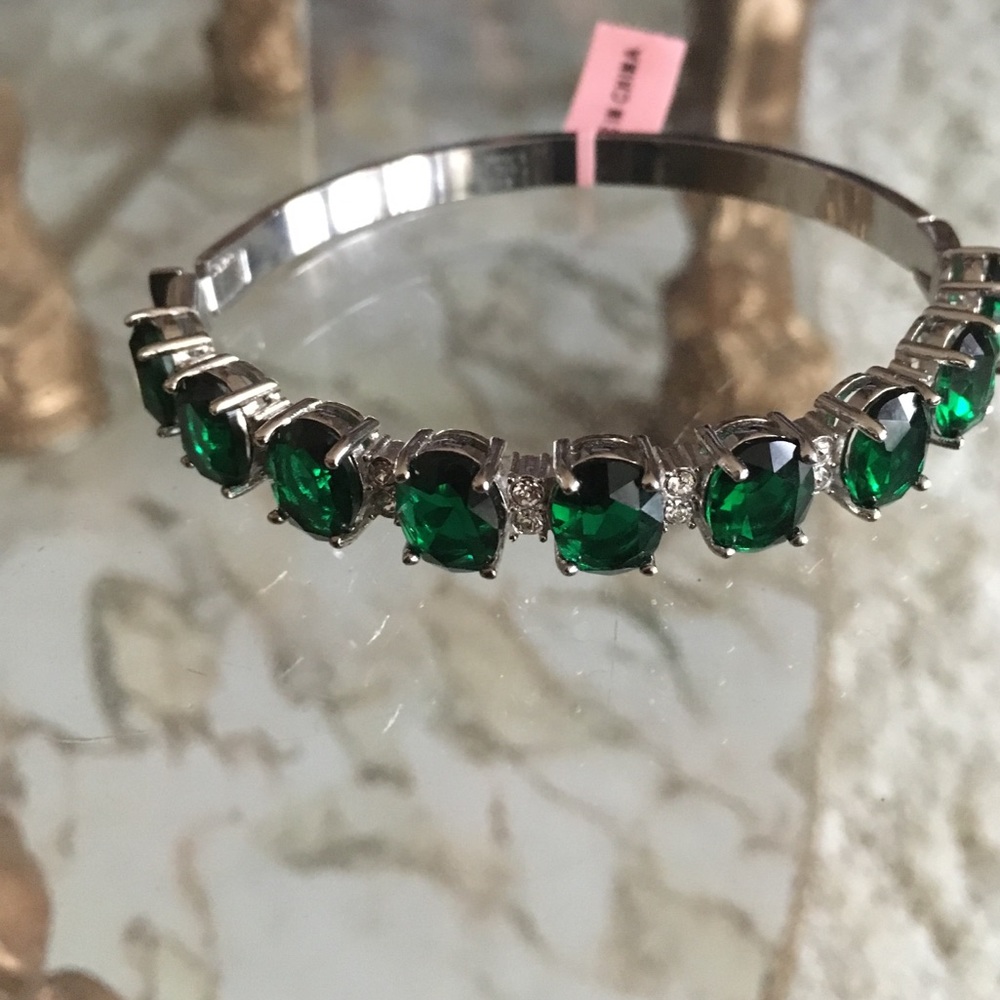 Bracelet with green stones