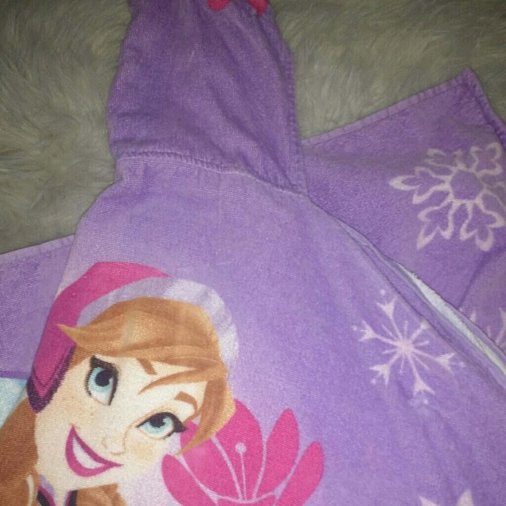 Kid's Frozen hooded towel!