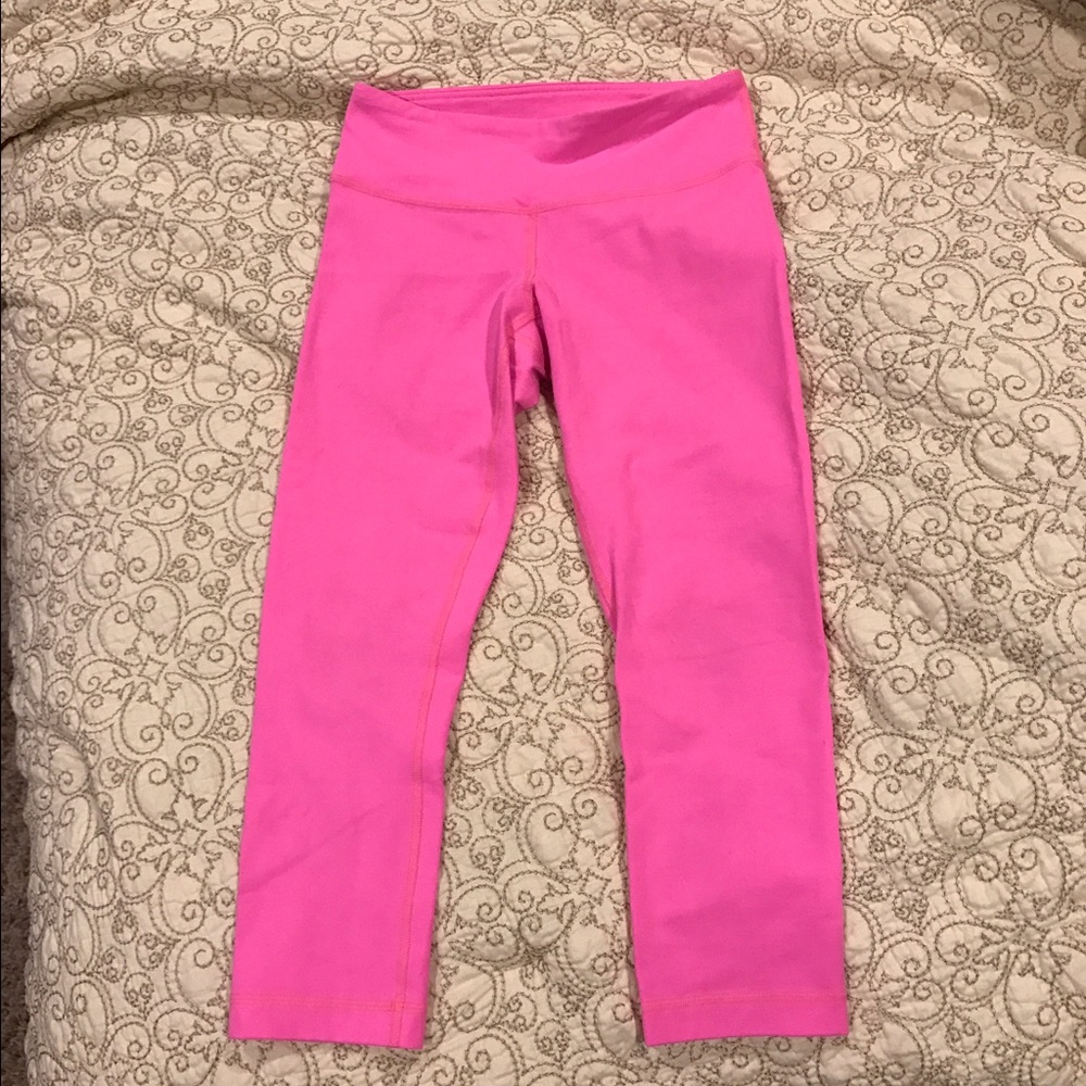 Lululemon bright pink wunder under crop size 4