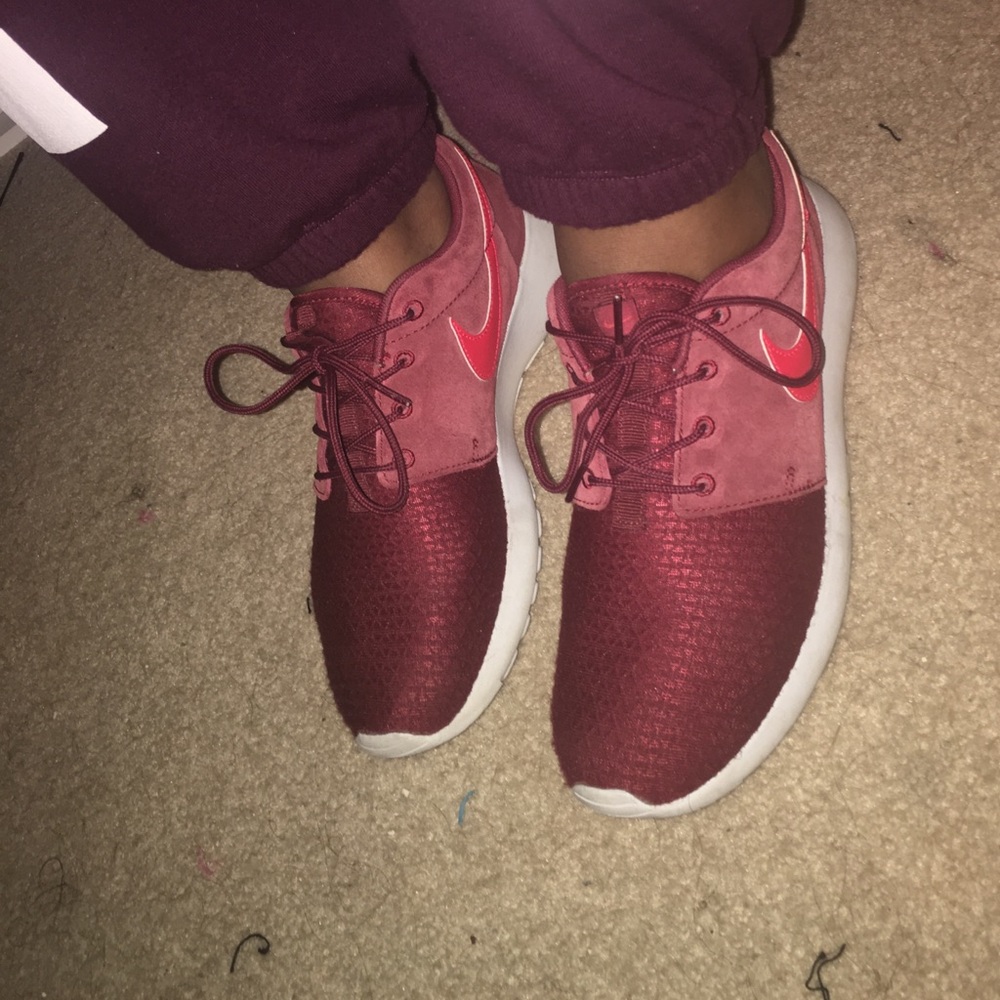 Maroon roshe run authentic