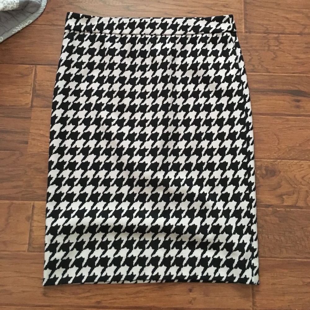 Houndstooth pencil skirt