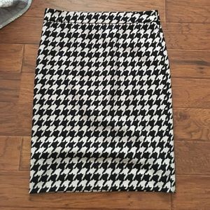 Houndstooth pencil skirt