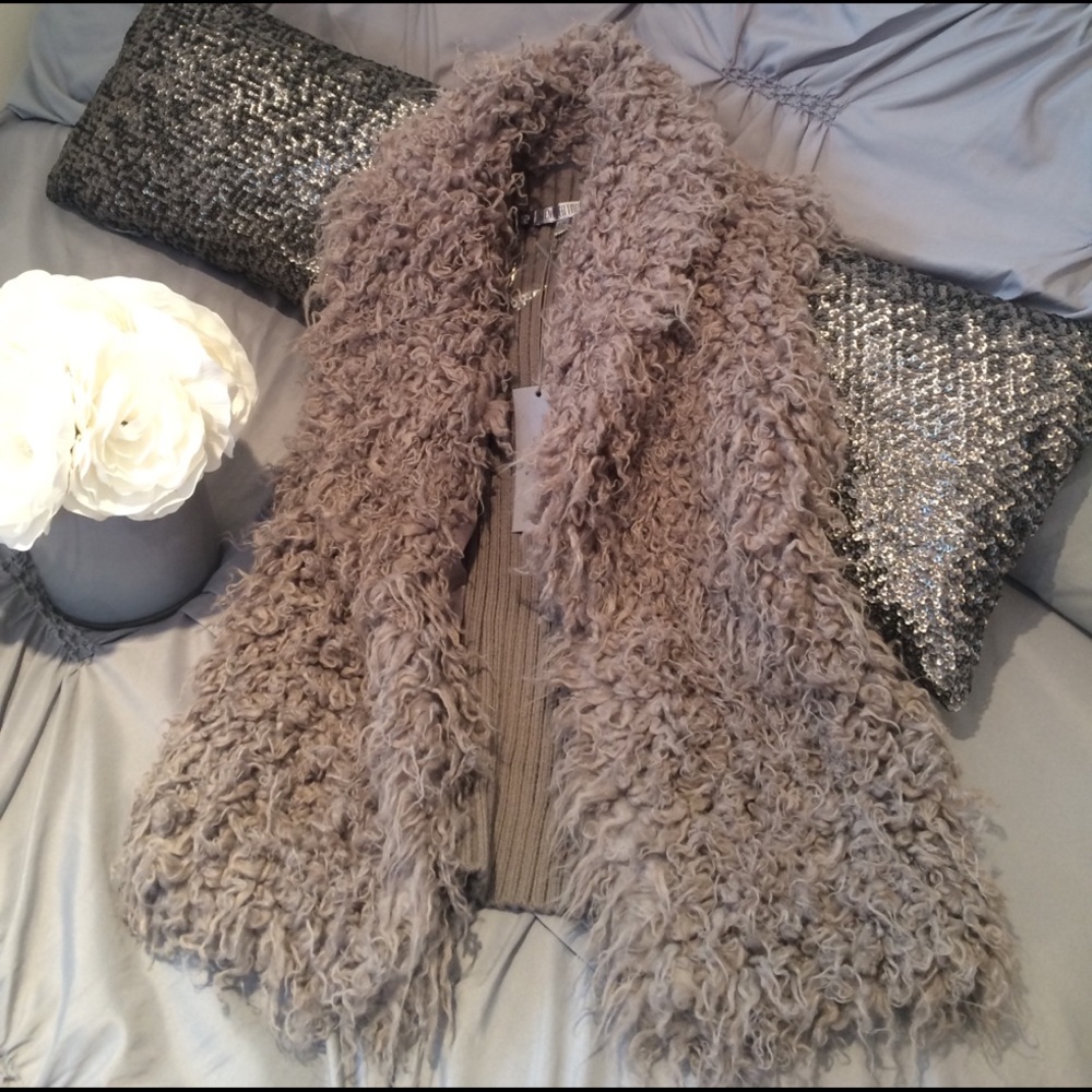 🆕Jennifer Lopez taupe faux fur vest🆕