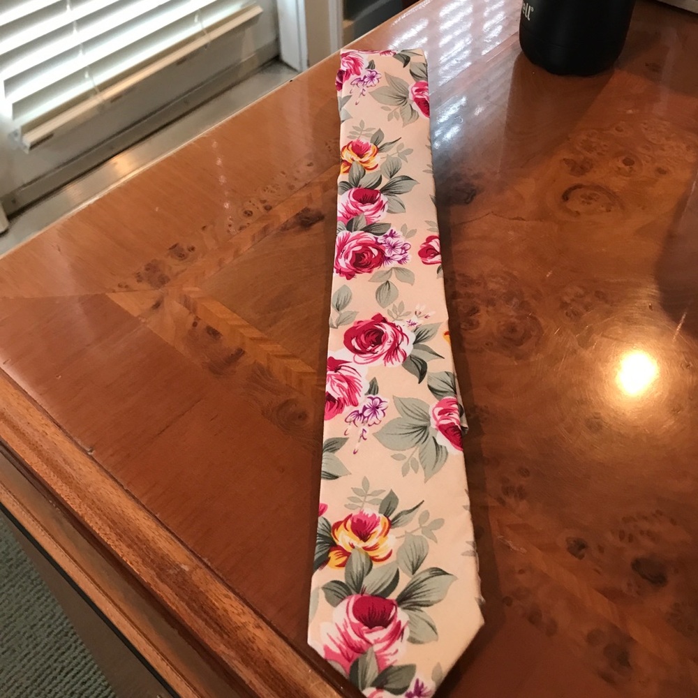 Cream Narrow Men's Tie with Floral Design