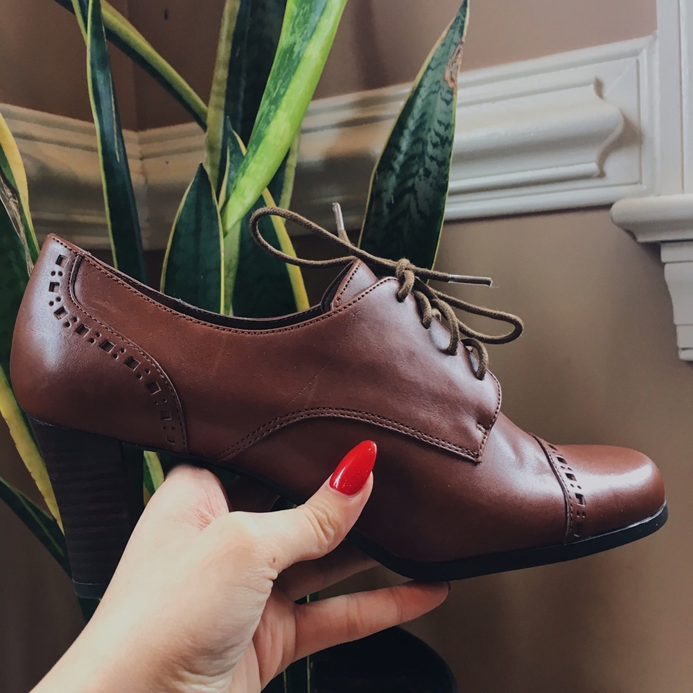 CUTE BROWN HEELS