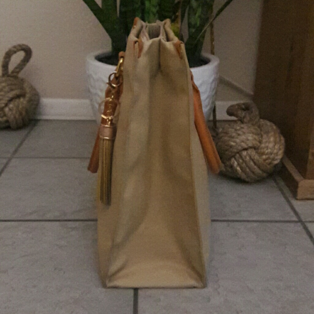 Tassel Totebag - Picture 4 of 7