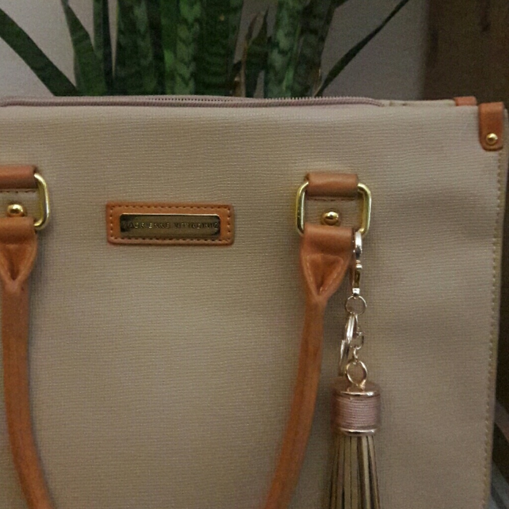 Tassel Totebag - Picture 5 of 7