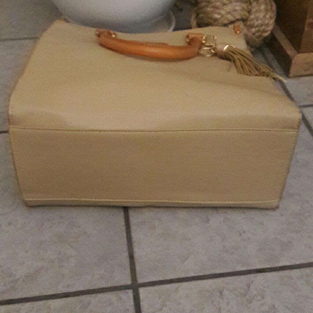 Tassel Totebag - Picture 6 of 7