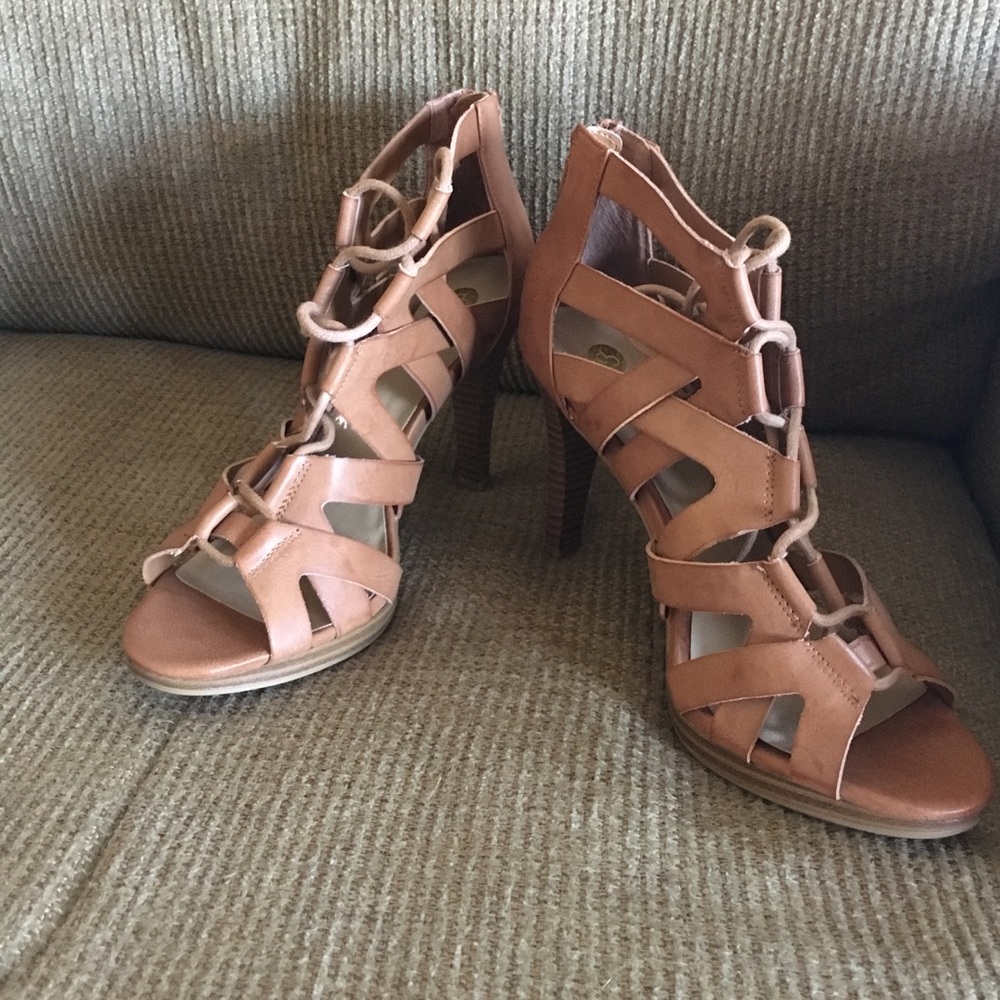 Natural leather cutout tie peep-toe heels