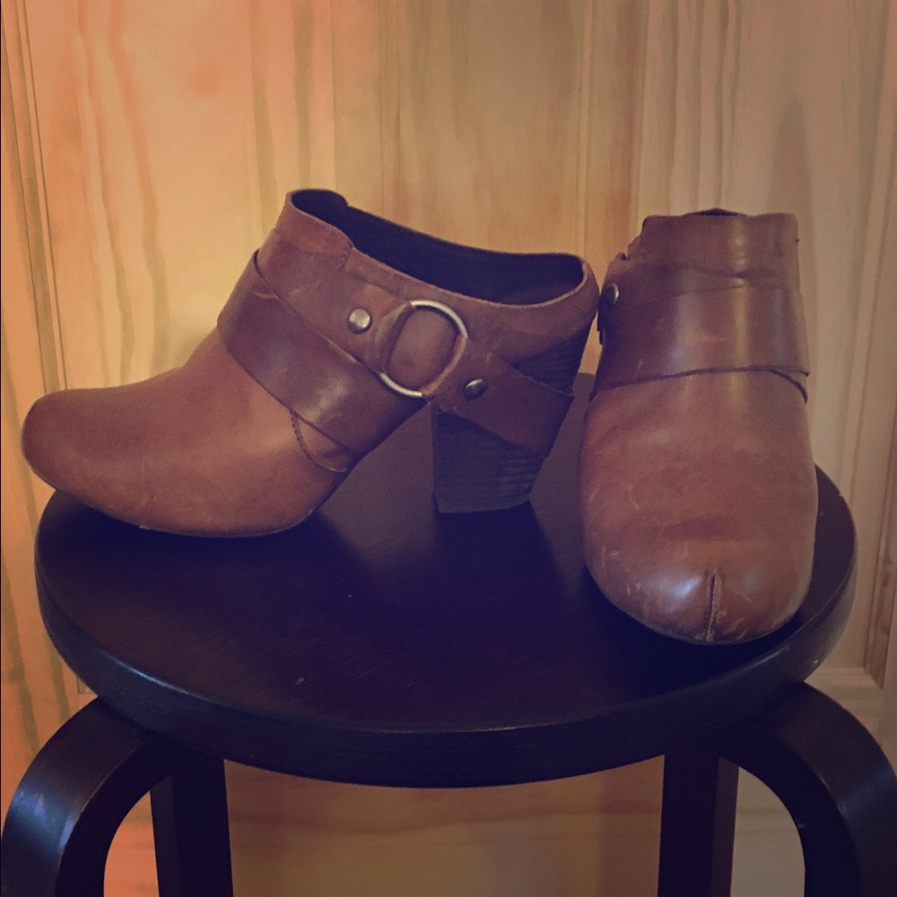 Kork-Ease used brown clogs.