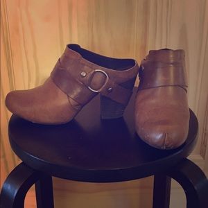 Kork-Ease used brown clogs.