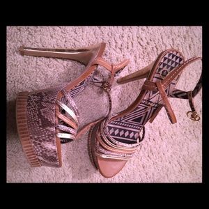 Jessica Simpson straps heels 👠