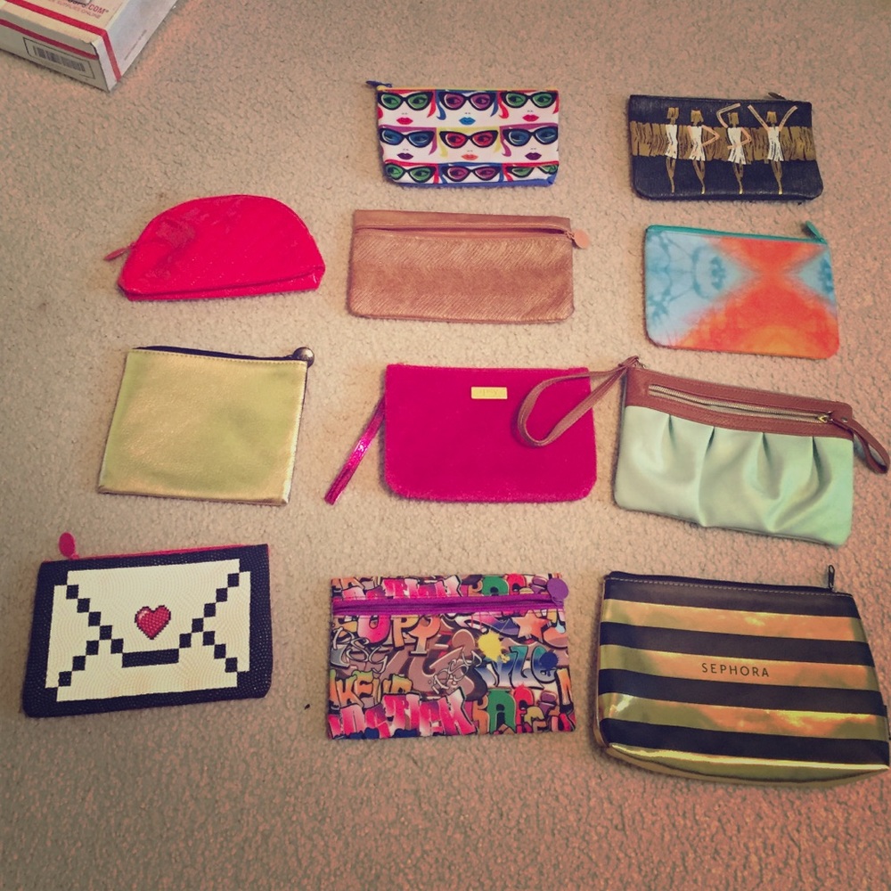 Lot of 11 make up bags.