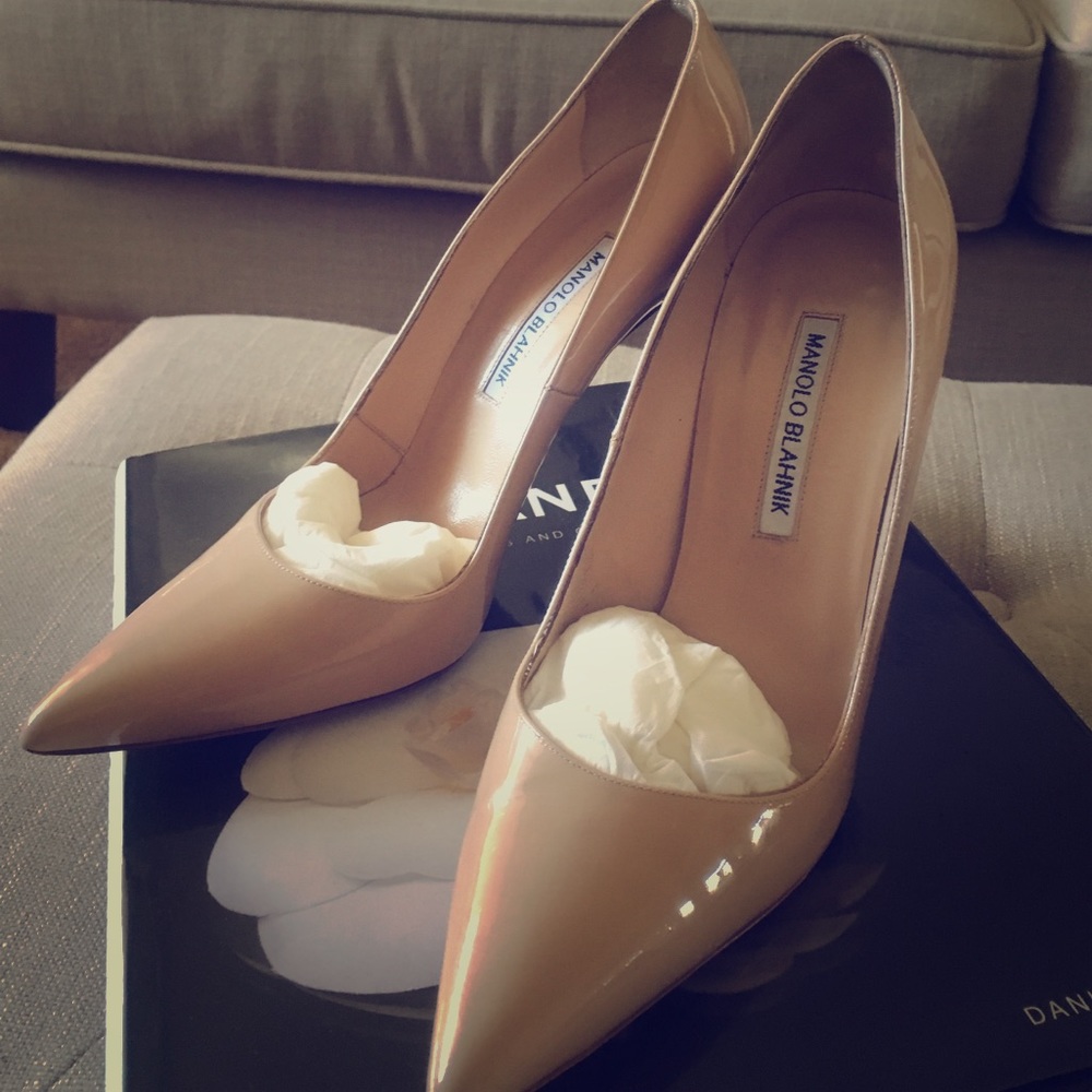 MAMOLO BLAHNIK -patent leather point- toe pumps..