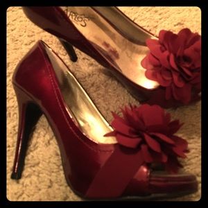Gorgeous red heel with flower detail  🌺