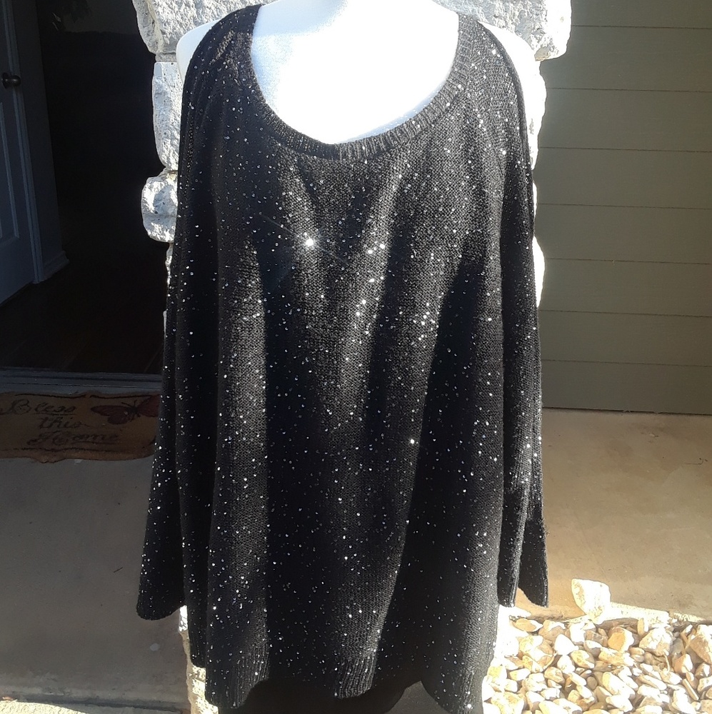 BUNDLE 3 SHIP FREE!💋beautiful peek a boo sleeve