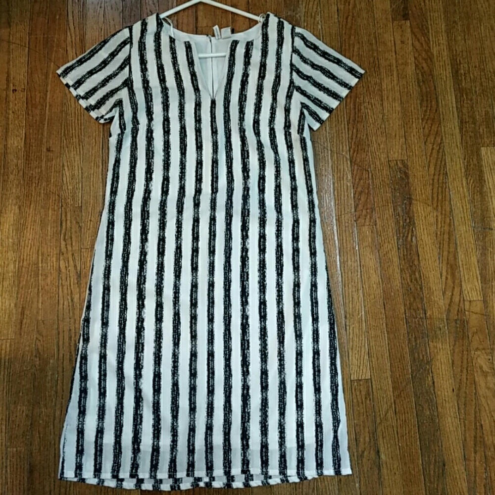 Short sleeved dress by Japna.