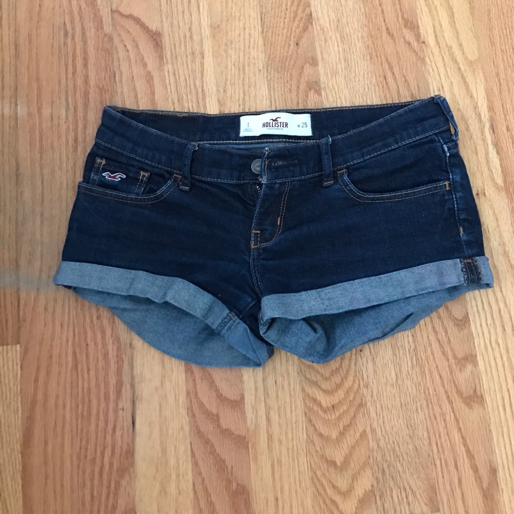 Hollister dark wash size 25 which fits a size 1