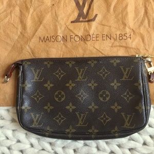 Louis Vuitton Pochette. Authentic. Monogram Canvas
