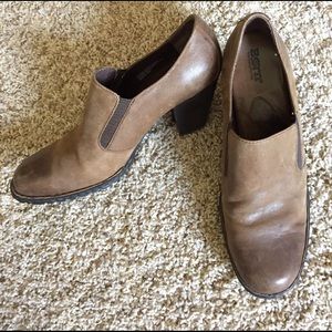 Born women's brown leather booties