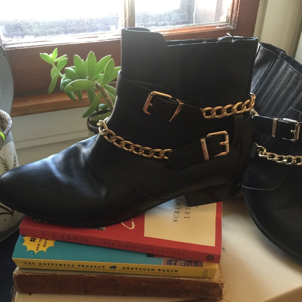 Black / Gild Chain Bootie