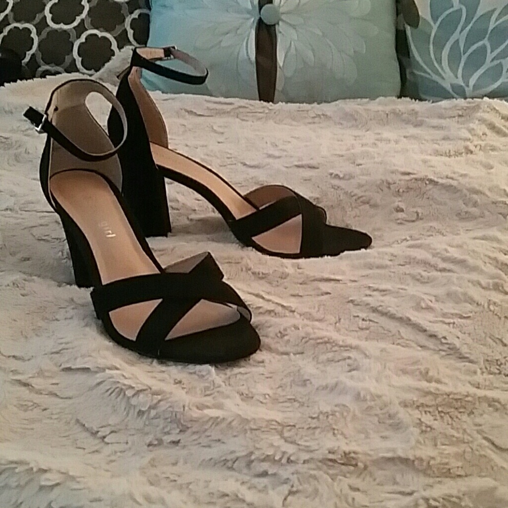 Strappy Black heeled sandal