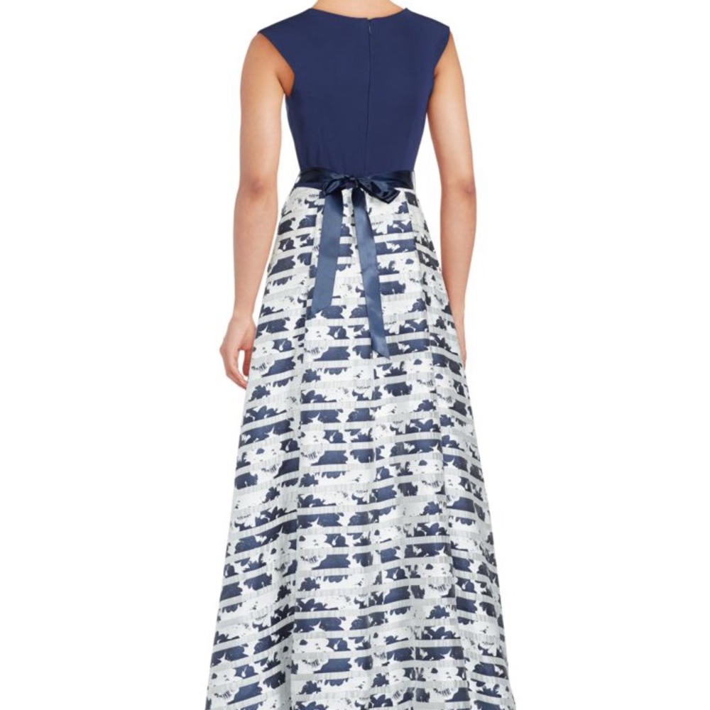 Knot Front V Neck Printed Dress - Picture 2 of 6