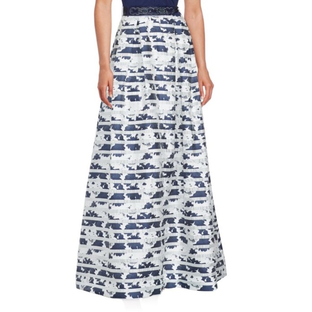 Knot Front V Neck Printed Dress - Picture 3 of 6