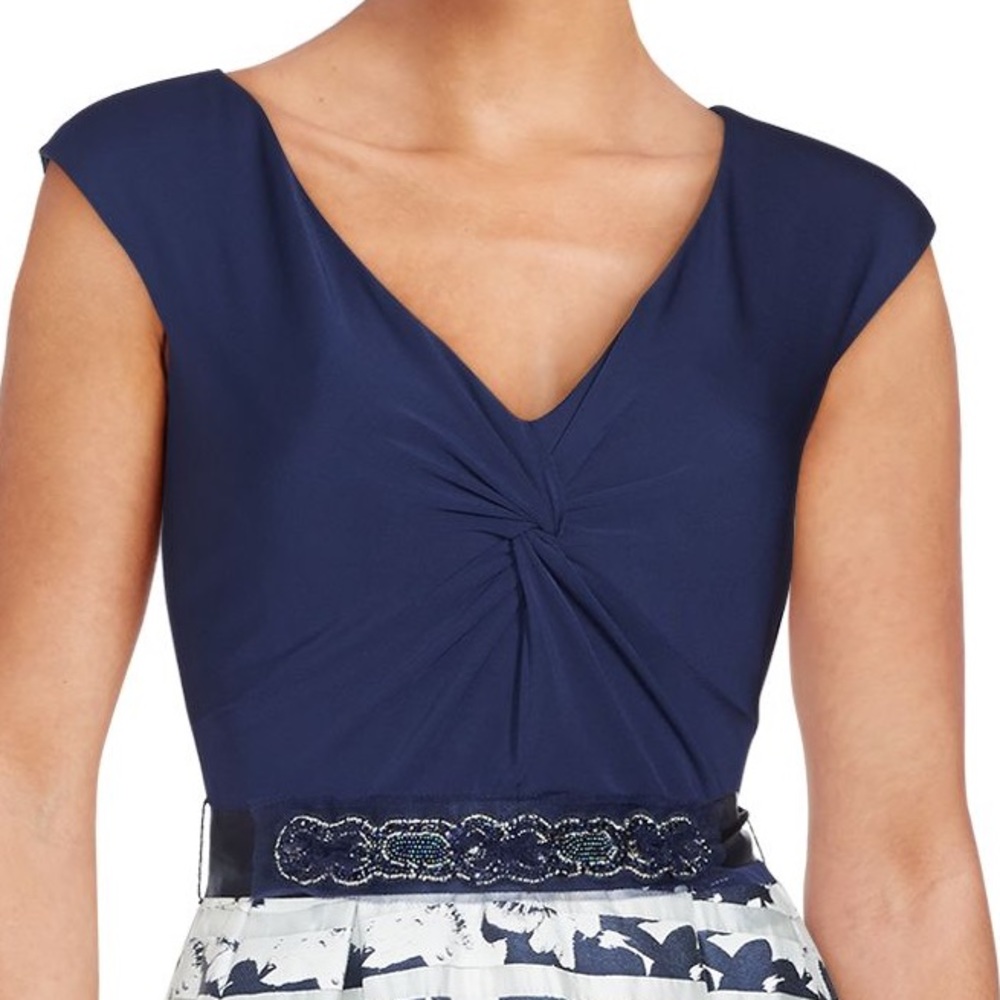 Knot Front V Neck Printed Dress - Picture 4 of 6