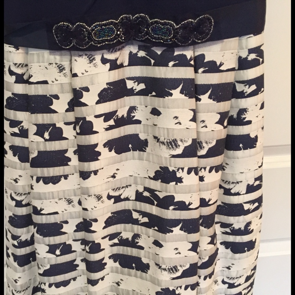Knot Front V Neck Printed Dress - Picture 5 of 6