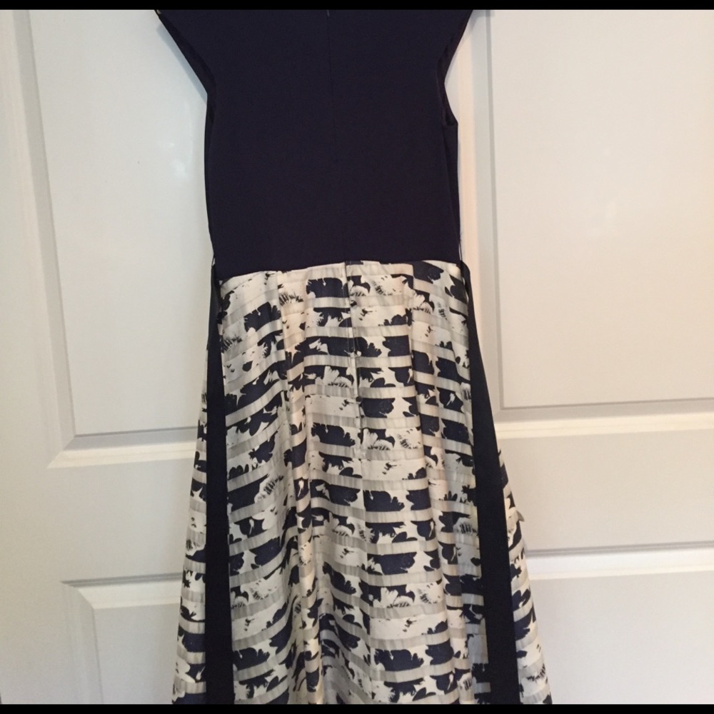 Knot Front V Neck Printed Dress - Picture 6 of 6