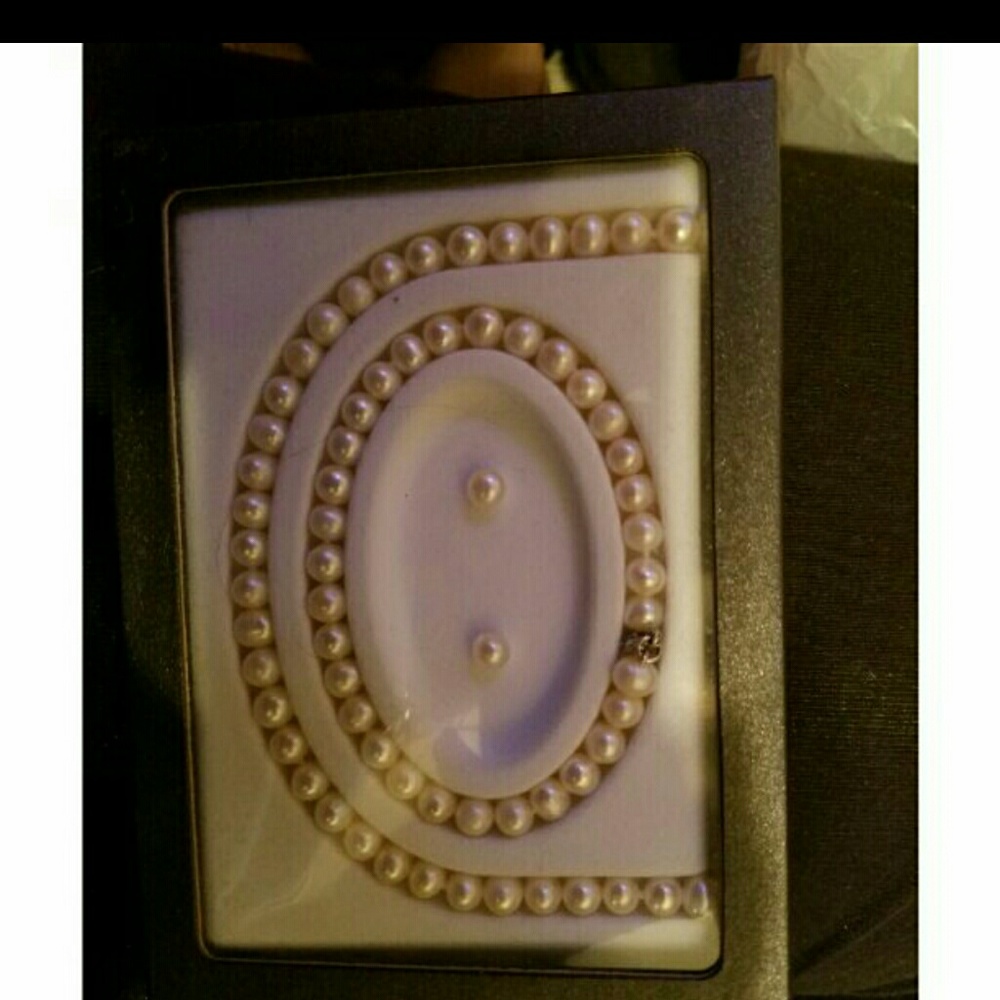 pearl jewelry set.