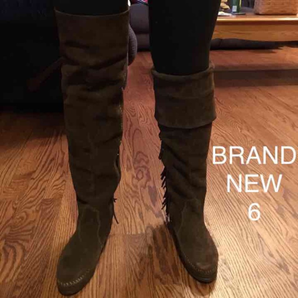 Brand new size 6 Minnetonka boots