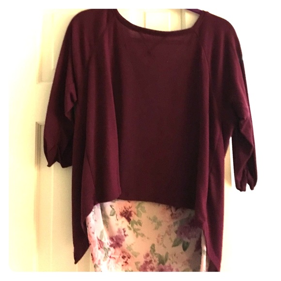 Cute shirt with floral peekaboo area in back - Picture 1 of 3