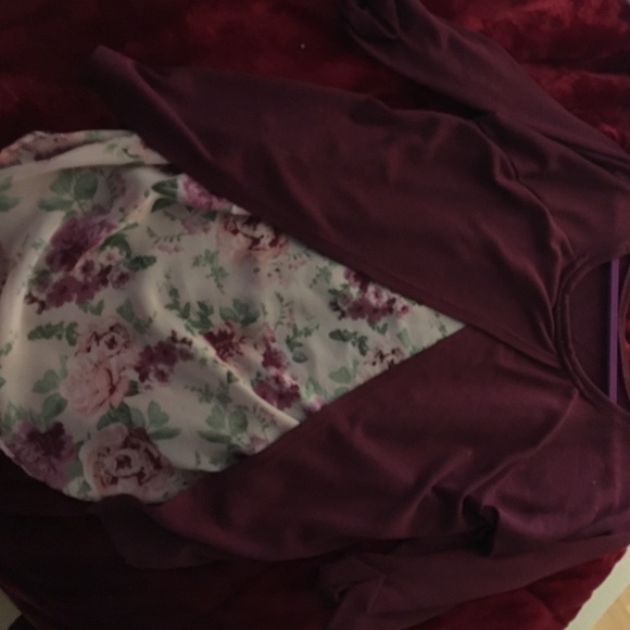 Cute shirt with floral peekaboo area in back - Picture 2 of 3