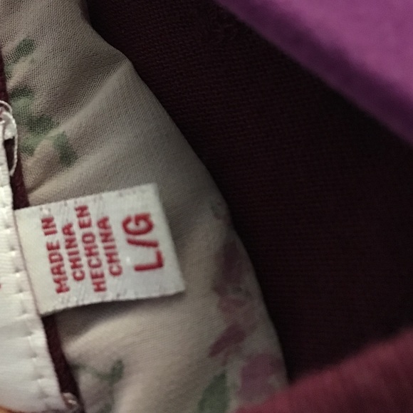 Cute shirt with floral peekaboo area in back - Picture 3 of 3