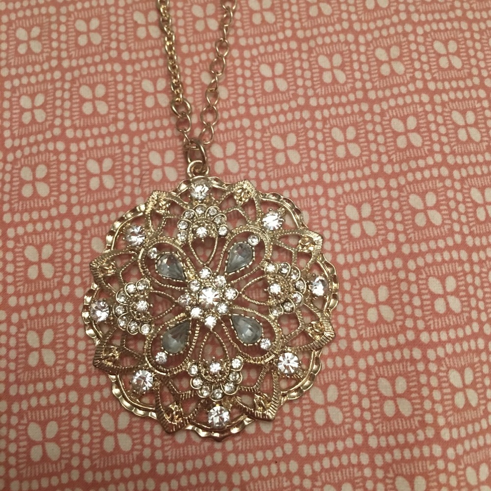 Gold medallion necklace - Picture 2 of 3