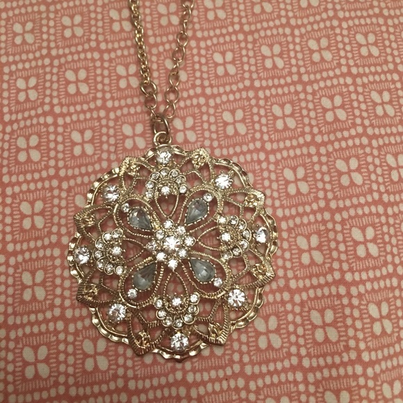 Gold medallion necklace - Picture 2 of 3